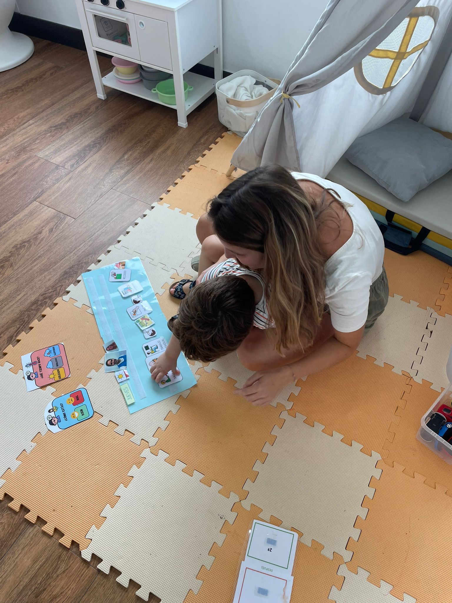 Niños participando en actividades de estimulación temprana en el Aula Cometea